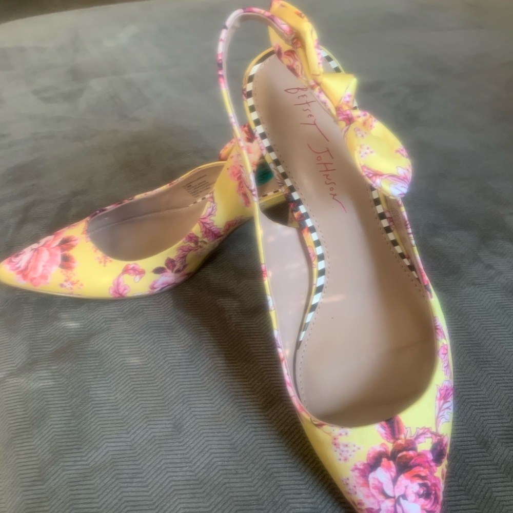 Women’s sling back pump by Betsey Johnson
